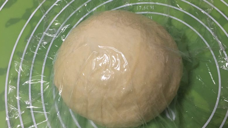 红枣吐司面包,整理滚圆，盖上保鲜膜静置20分钟。