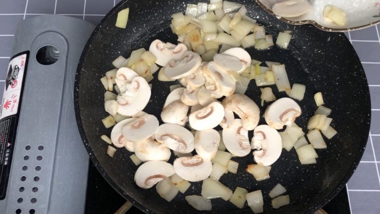 奶油蘑菇培根螺旋意面,炒出香味后加入蘑菇一起翻炒