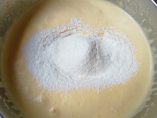 双色甜甜圈,筛入低筋面粉翻拌均匀。
