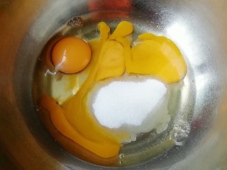 双色甜甜圈,鸡蛋打入盆里，加入细砂糖。