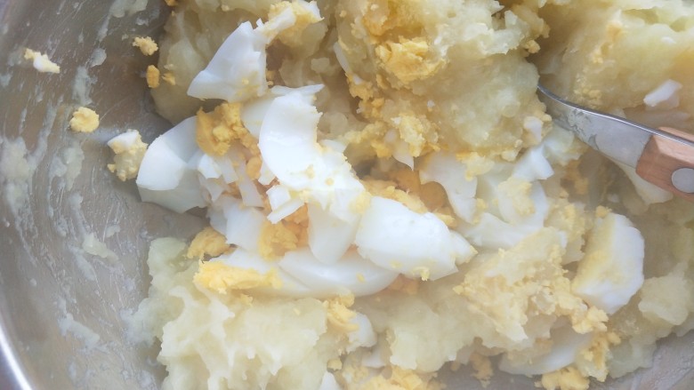 土豆泥火腿鸡蛋饼,一起捣碎，混合均匀。