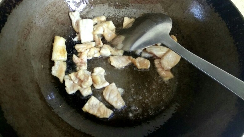 鱿鱼须小白菜粉丝汤,肉片翻炒至变白，盛出待用