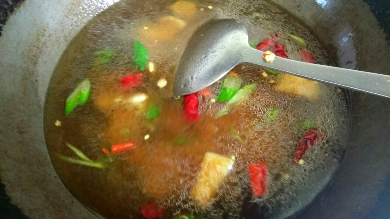 鱿鱼须小白菜粉丝汤,加入适量清水，加入适量盐