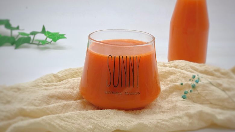 胡萝卜苹果汁,倒到喜欢的杯子里就可以开喝了。