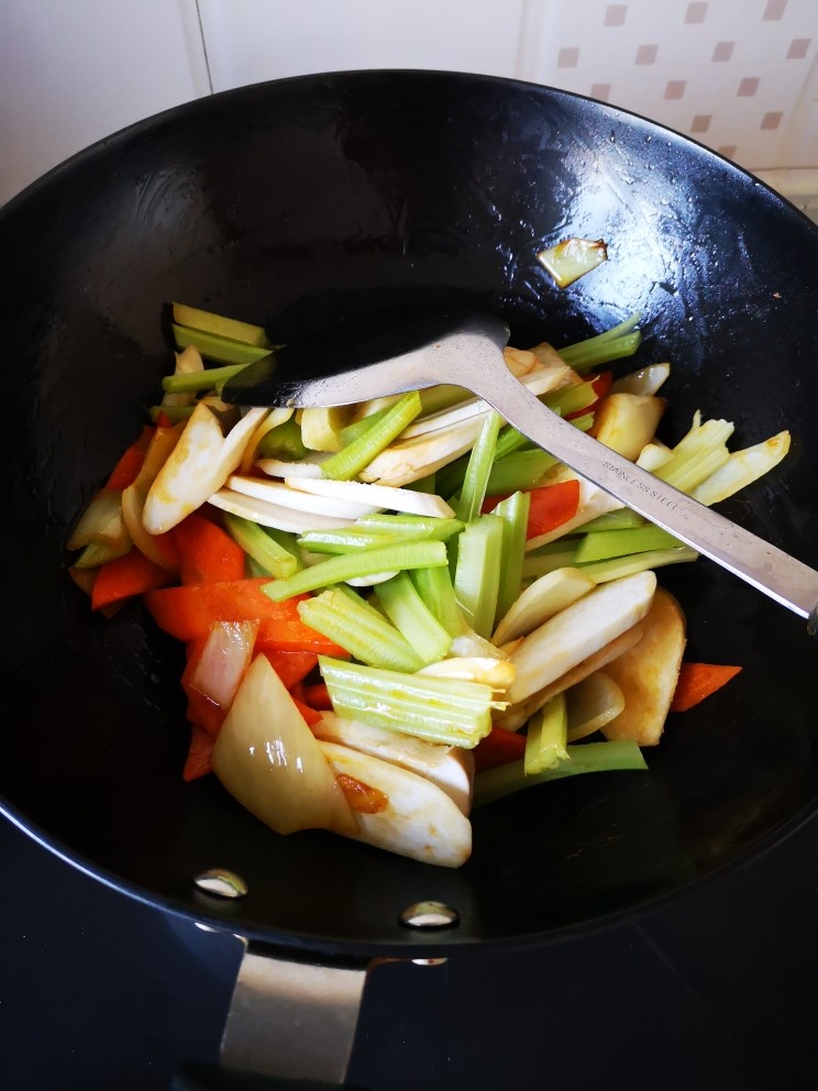 混炒素菜,加入芹菜和蘑菇，继续煸炒
