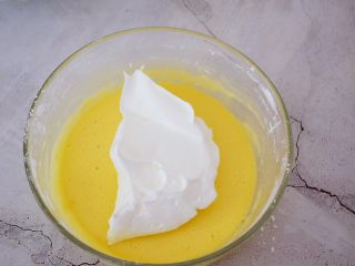 原味蒸蛋糕,先取三分之一的蛋白霜跟蛋黄糊翻拌均匀，