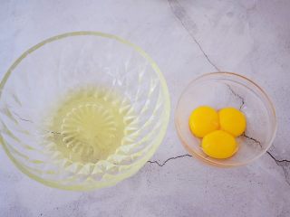 原味蒸蛋糕,蛋黄和蛋清分别分离在两个无水无油的容器中