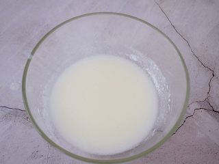 原味蒸蛋糕,玉米油加入牛奶中搅拌至乳化状