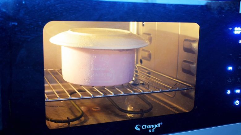 原味蒸蛋糕,表面盖上盖子，这样能防止入水，放入蒸汽烤箱，时间为100度，蒸50分钟，关火焖3分钟