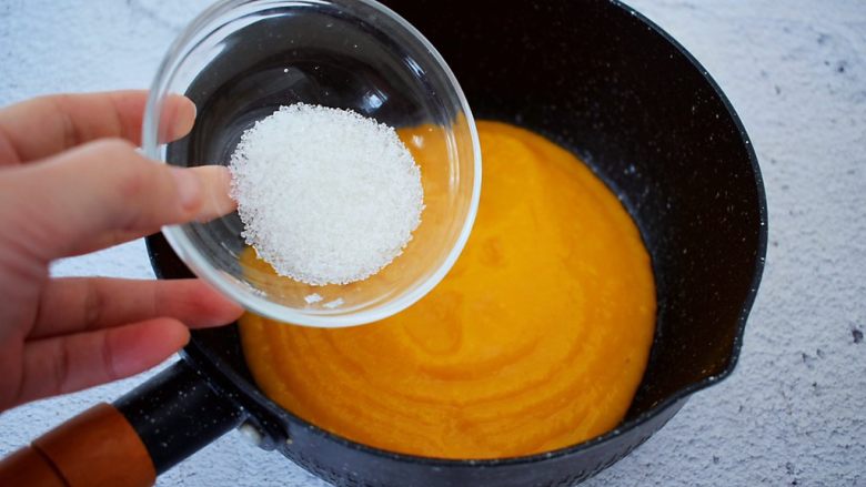芒果椰汁糕,加入10克白糖小火加热至白糖融化