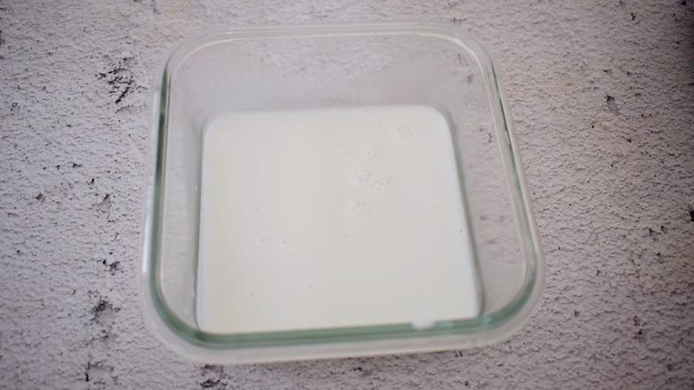 芒果椰汁糕,取一个容器，先倒入一层椰汁，厚度不要太厚，放入冰箱冷冻5-10分钟，直至凝固