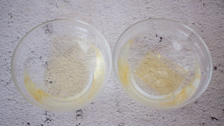 芒果椰汁糕,吉利丁片分成2份分别用凉水泡软备用