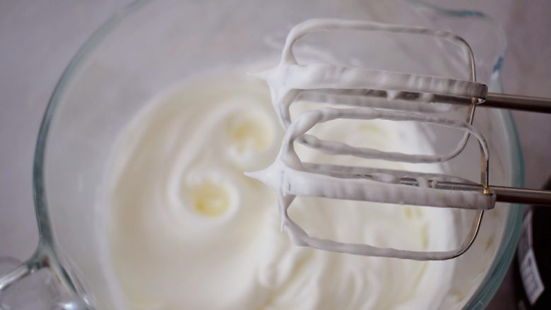 棉花纸杯蛋糕,就是提前打蛋器有小尖角即可，称为蛋白霜