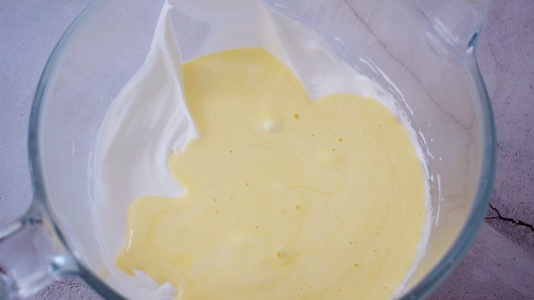 棉花纸杯蛋糕,再把拌匀的蛋黄糊倒回蛋白霜中