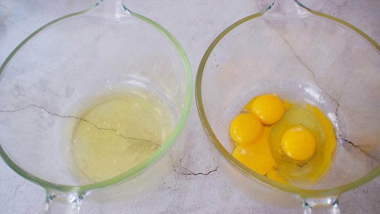 棉花纸杯蛋糕,<a style='color:red;display:inline-block;' href='/shicai/ 9'>鸡蛋</a>是这样分配的：3个蛋清，3个蛋黄和1个全蛋，这样分别分离好备用