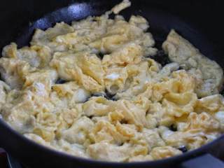 西红柿鸡蛋打卤面,锅中加适量食用油烧热倒入蛋液，待蛋液凝固定型后再翻炒成小块盛出；