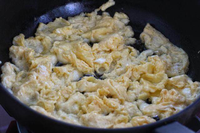 西红柿鸡蛋打卤面,锅中加适量食用油烧热倒入蛋液，待蛋液凝固定型后再翻炒成小块盛出；