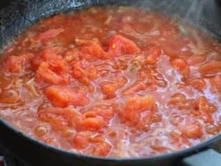 西红柿鸡蛋打卤面,用小火不停的将西红柿炒出汤汁，调入一汤匙生抽翻炒均匀，如果觉得汤汁不够可以添小半碗清水；
