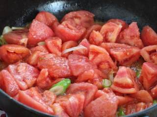 西红柿鸡蛋打卤面,锅中再加入食用油烧至五成热，放入大葱花小火炒香，接着放入西红柿翻炒均匀；