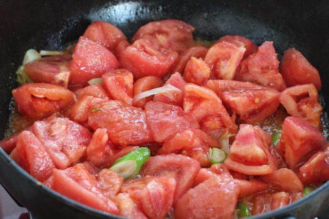 西红柿鸡蛋打卤面,锅中再加入食用油烧至五成热，放入大葱花小火炒香，接着放入西红柿翻炒均匀；