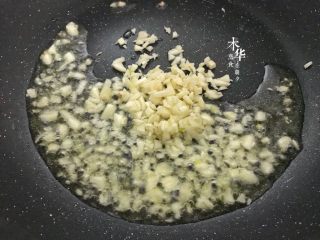 蒜蓉蚝油生菜,另起油锅，把蒜蓉倒入翻炒。