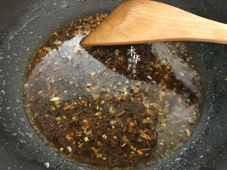 蒜蓉蚝油生菜,再加点水，煮开。