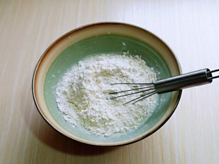 双层奶油蛋糕,筛入低筋面粉，用手动打蛋器呈Z字手法拌至无干粉。