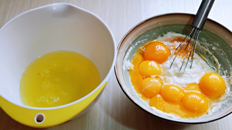 双层奶油蛋糕,蛋黄与蛋白分离，蛋黄加入面糊中，蛋白器具一定要无水无油。