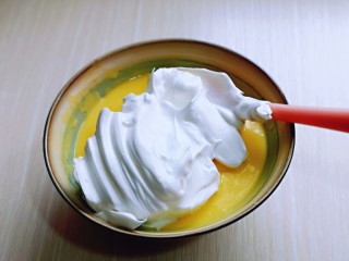 双层奶油蛋糕,取三分之一的蛋白霜加入蛋黄糊中，翻拌手法直至看不到蛋白霜。