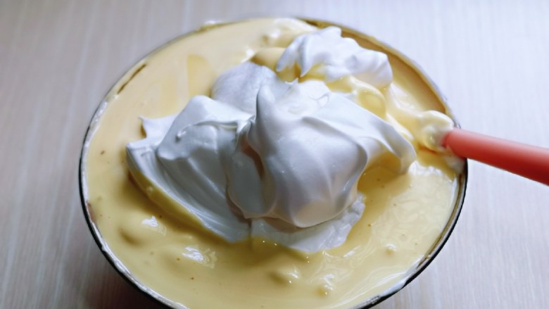 双层奶油蛋糕,再取三分之一的蛋白霜加入蛋黄糊中，继续上面的手法，翻拌直至看不到蛋白霜。