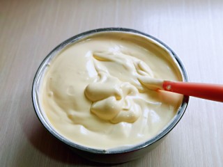 双层奶油蛋糕,最后将蛋黄糊倒入蛋白霜的容器中，继续翻拌手法，直至看不到蛋白霜即可。