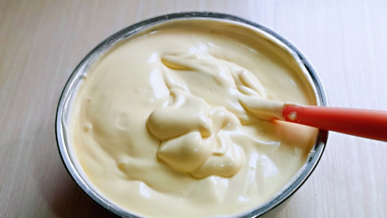 双层奶油蛋糕,最后将蛋黄糊倒入蛋白霜的容器中，继续翻拌手法，直至看不到蛋白霜即可。