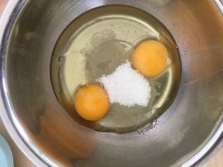 千层芒果蛋糕,玉米油和鸡蛋加入白糖。