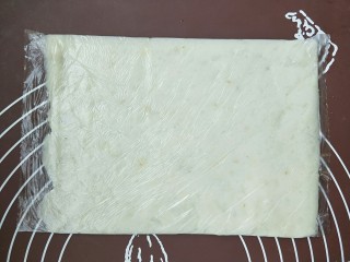 山药豆沙卷,然后也装进保鲜袋擀成一个薄片。和豆沙同等大小。