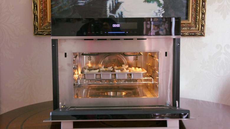 吐司披萨盏,美的蒸烤箱190度预热。