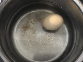 奶香菠菜魔芋面,鸡蛋洗净凉水下锅。一定要洗干净，因为一会还要用这个水焯菠菜。