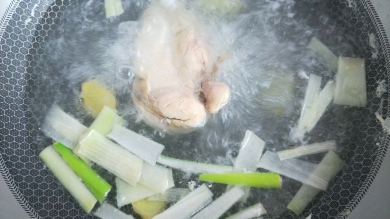 双菇鸡丝,先煮鸡胸肉，把肉整块放进锅里煮。锅里加葱姜料酒。