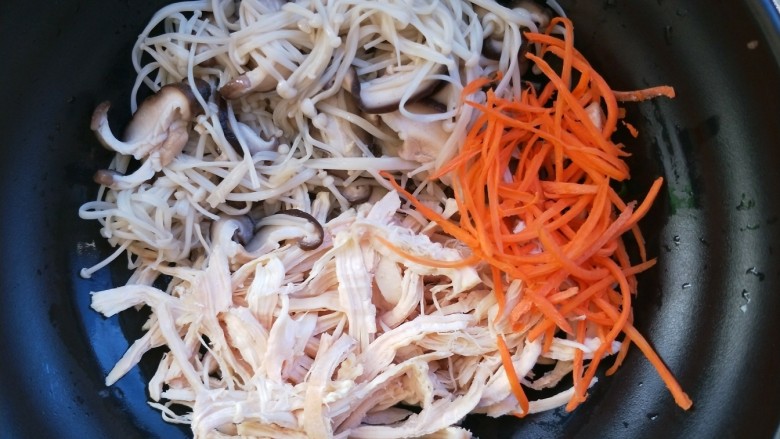 双菇鸡丝,然后和两种蘑菇放在一个碗里。为了菜的颜色好看，加少许胡萝卜丝点缀。