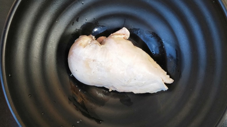 双菇鸡丝,大概煮15～20分钟，因为鸡胸肉大小不一样。用筷子插一下，能插透就是熟了。掰开看看从里到外都白了就是熟了。捞出自然晾凉。