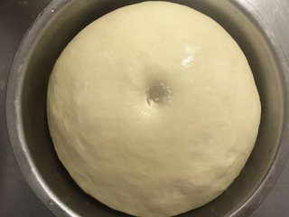 奶香小面包,整形后（圆形）盖上保鲜膜，在温度25-28度的环境发酵至两倍大（大概1.5-2小时）。