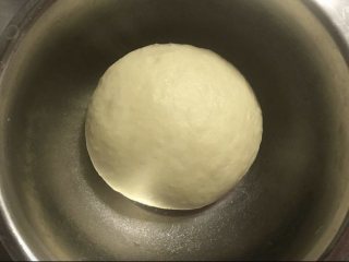 奶香小面包,所有材料按照糖盐牛奶鸡蛋高筋面粉酵母的顺序投入面包机或厨师机里和面10-15分钟（厨师机大概6-10分钟），放入软化的黄油块，再揉20-25分钟（厨师机大概15分钟）。