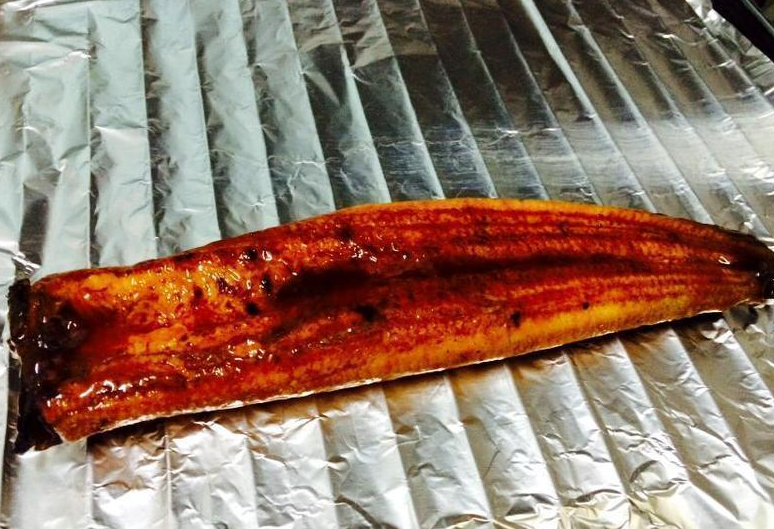 鳗鱼饭,放在已铺铝箔纸之烤架上放入烤箱170度烤约5~10分钟。