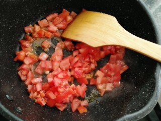 金针番茄蛋汤,热锅烧油放入番茄煸炒