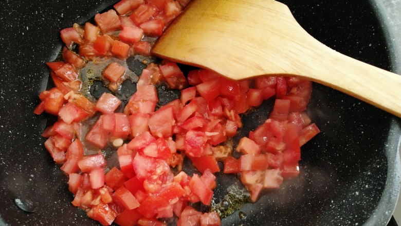 金针番茄蛋汤,热锅烧油放入番茄煸炒