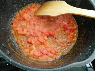 金针番茄蛋汤,中火炒至出汁