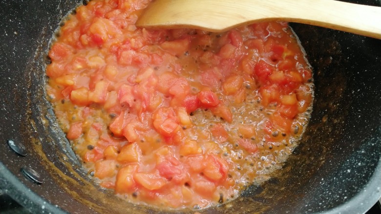 金针番茄蛋汤,中火炒至出汁