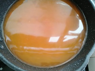 金针番茄蛋汤,加入清水煮开
