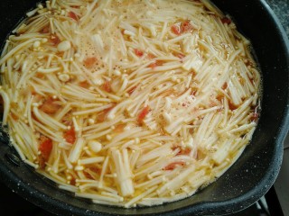 金针番茄蛋汤,放入金针菇
