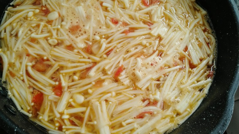 金针番茄蛋汤,放入金针菇