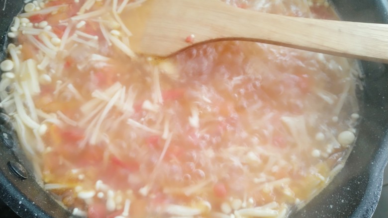 金针番茄蛋汤,煮5分钟